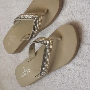 NWOT Blue Fin Wedge Thong Sandals